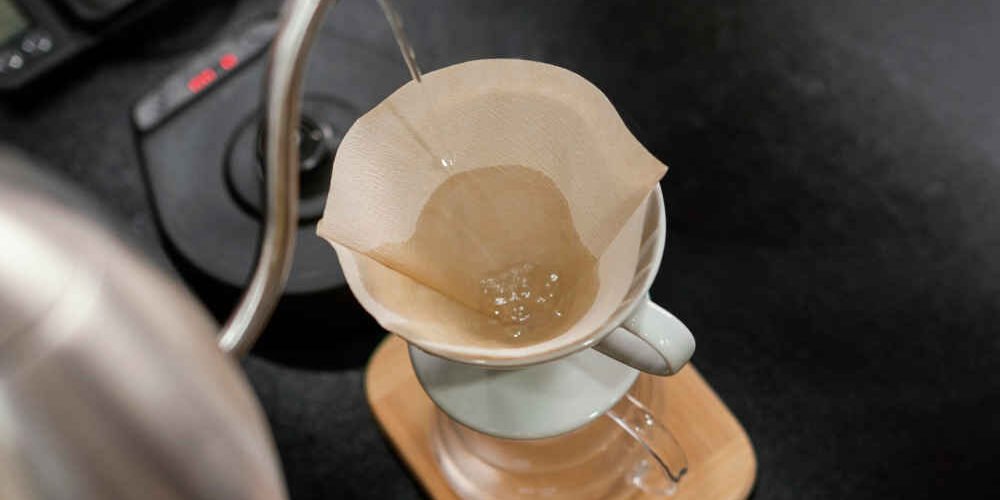 Escaldar El Filtro De Papel De La Cafetera