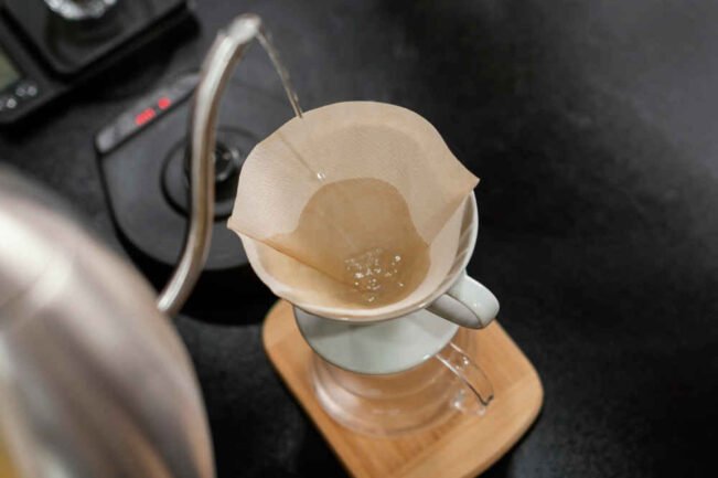 Escaldar El Filtro De Papel De La Cafetera