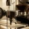 Ajuste del OPV Over Pressure Valve: Por qué bajar tu máquina de espresso a 9 bares mejora el café
