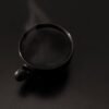 Taza de café humeante sobre una superficie oscura