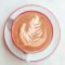 Taza de café con leche con un corazón dibujado en la espuma