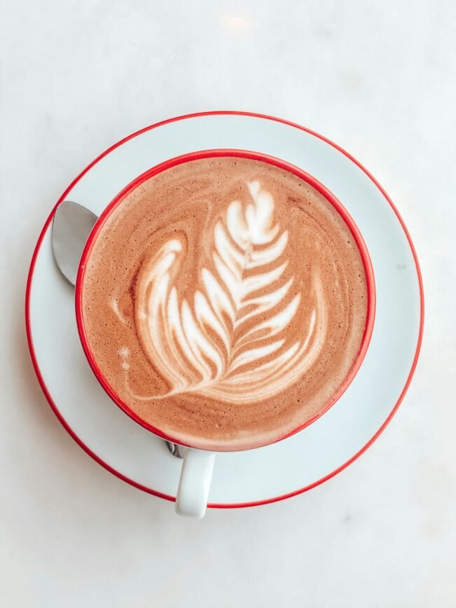 Café y fibrilación auricular: una taza al día, 39 % menos recaídas Taza de café con leche con un corazón dibujado en la espuma