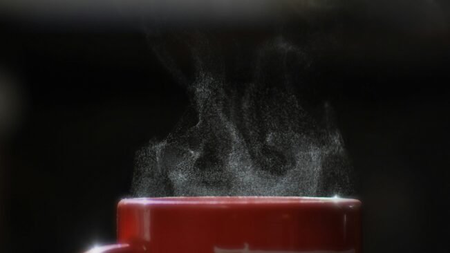 Café muy caliente y cáncer de esófago: qué dice el estudio de Oxford Taza de café humeante recién servida sobre una mesa, con vapor saliendo de la bebida caliente