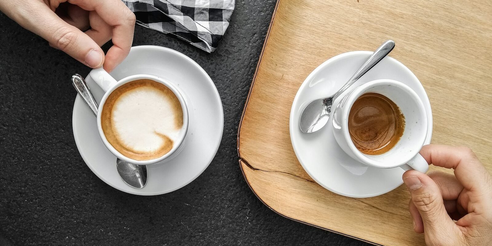 Café y telómeros en trastornos mentales graves: el punto óptimo, 3-4 tazas Manos sujetando una taza de cerámica blanca con café durante una pausa tranquila