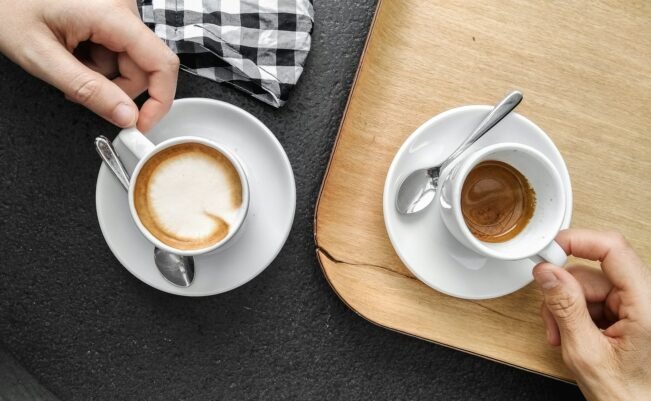 Café y telómeros en trastornos mentales graves: el punto óptimo, 3-4 tazas Manos sujetando una taza de cerámica blanca con café durante una pausa tranquila