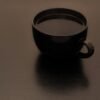 Taza de café solo sobre una superficie oscura