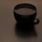 Taza de café solo sobre una superficie oscura