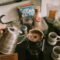 Persona sirviendo café de filtro recién hecho en una taza durante el desayuno