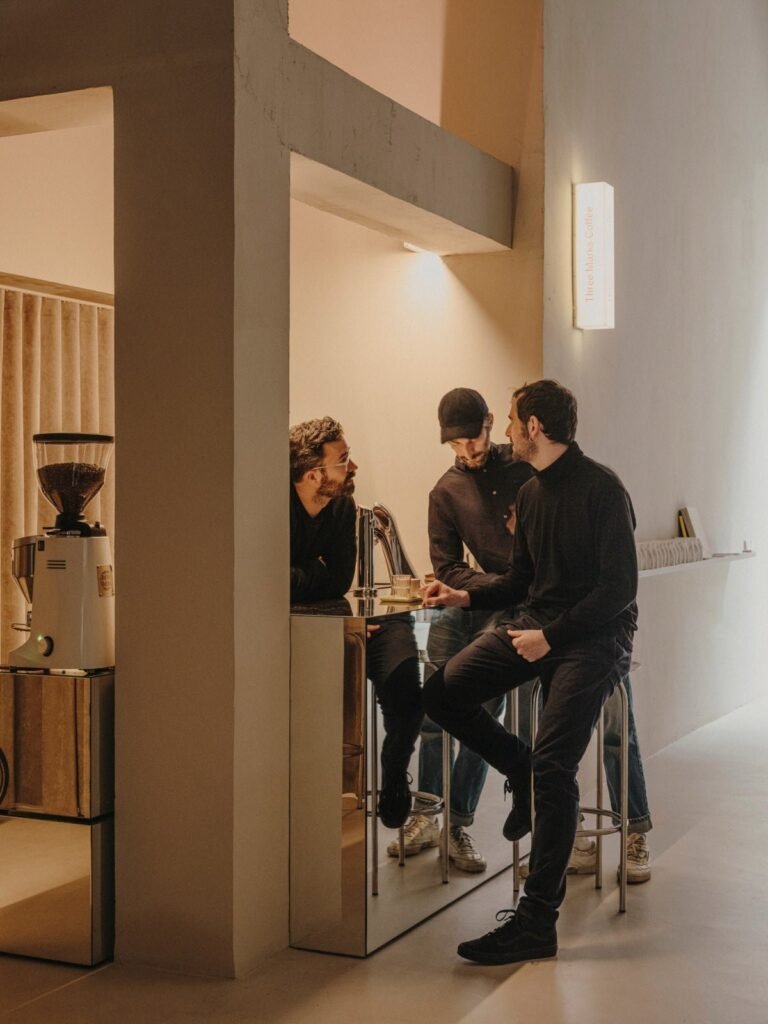 Los socios de Three Marks Coffee en su cafeter&iacute;a de Barcelona