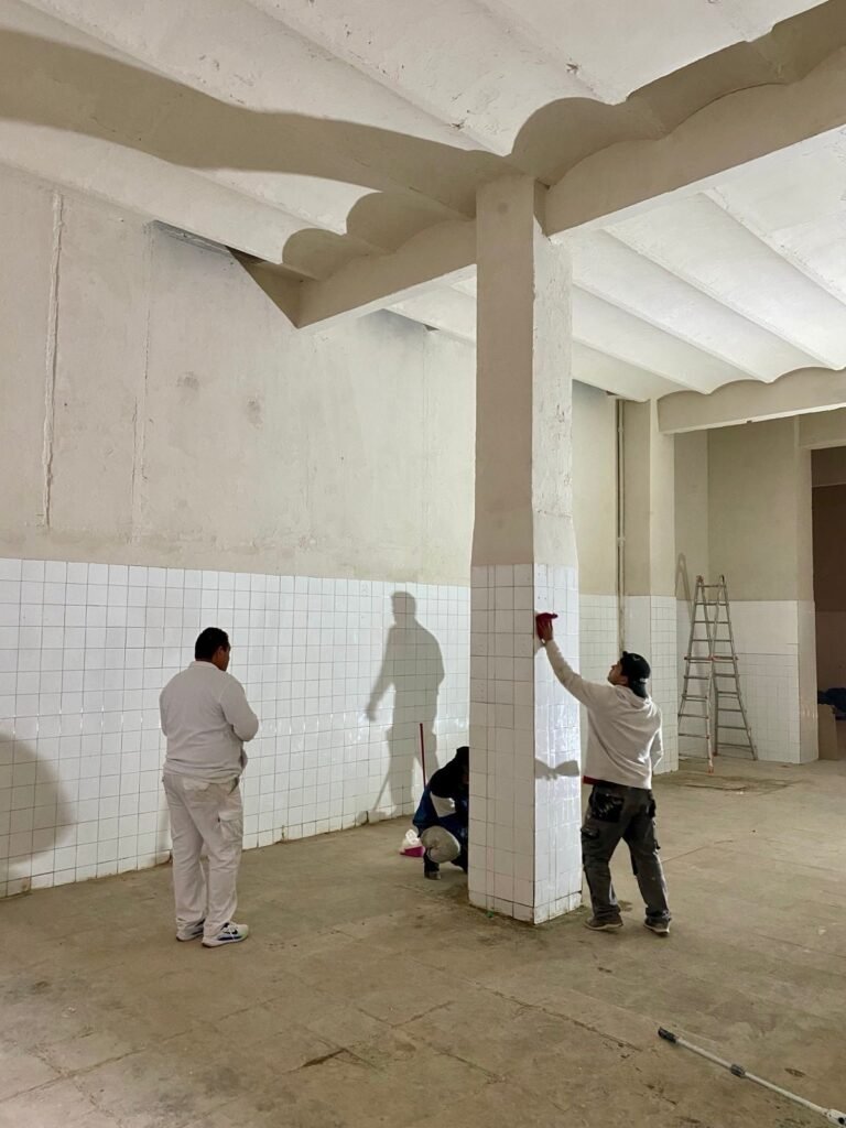 Obras del nuevo local de Three Marks Coffee con obrador propio