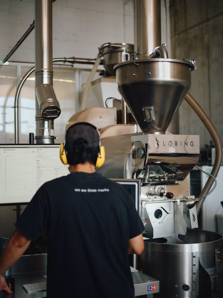 Tostando caf&eacute; de especialidad en Three Marks Coffee