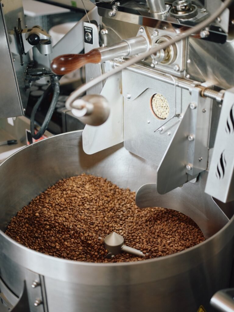 Caf&eacute; reci&eacute;n tostado en el enfriador de la tostadora de Three Marks Coffee